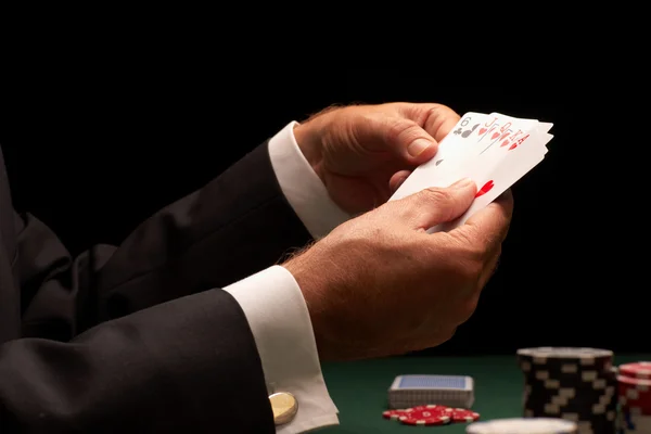 カジノのチップを賭ける火かき棒プレーヤー — ストック写真