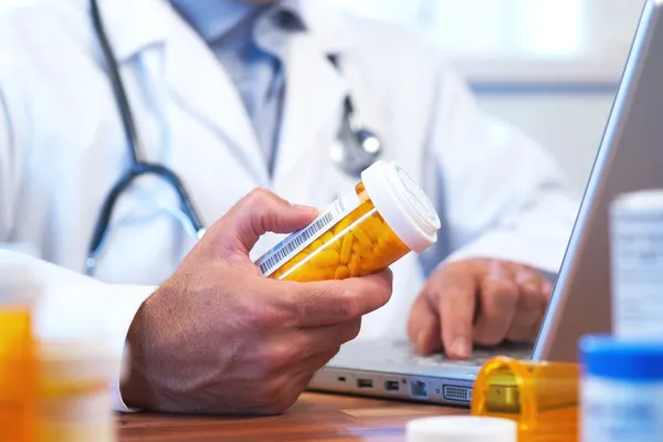 Médico preparando prescripción en línea — Foto de Stock