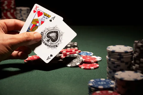 Blackjack mano di carte e fiches del casinò — Foto Stock