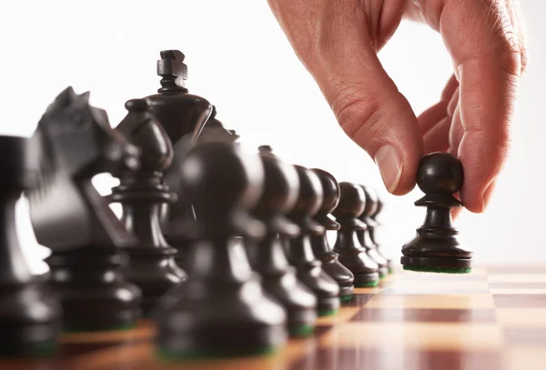 Šachy černý hráč první krok — Stock fotografie