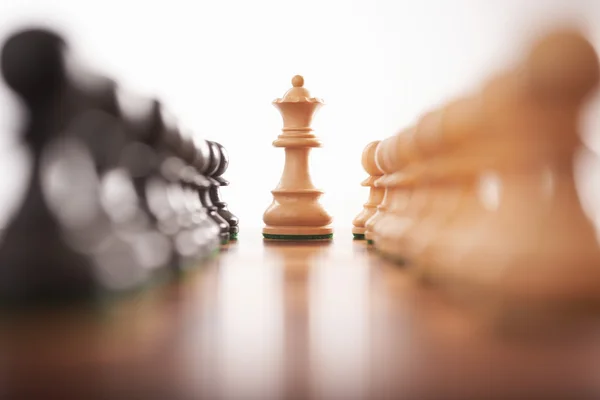 Шахматы два ряда пешек с белым центром короля — стоковое фото