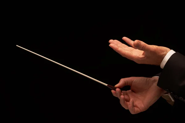 Диригент диригує оркестром ізольовано на чорному фоні — стокове фото
