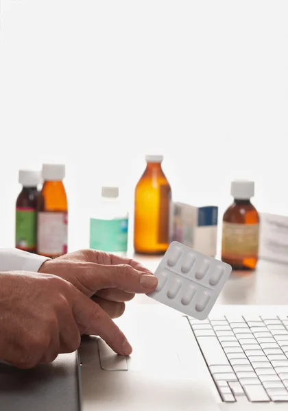 Pharmacien tenant un médicament sur ordonnance — Photo