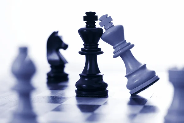 Шаховий білий король нападає на чорного короля — стокове фото