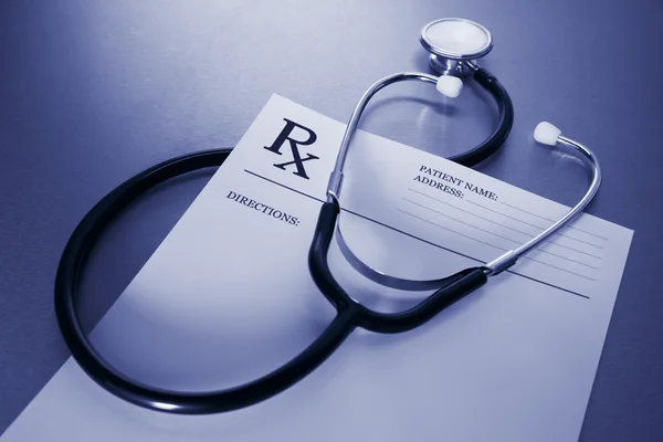 Formulario de prescripción RX y estetoscopio en escritorio de acero inoxidable Imagen de stock