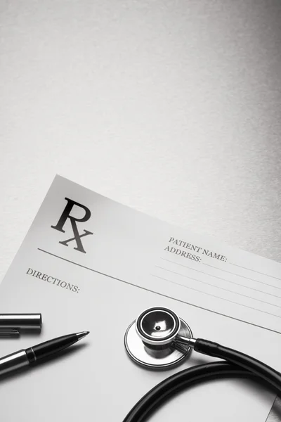Formulario de prescripción RX estetoscopio y pluma Imagen de archivo