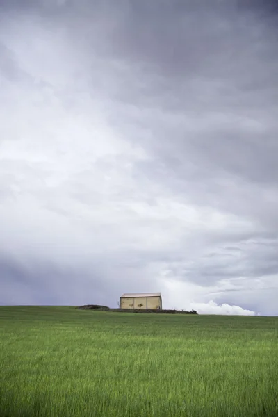 Landschaft mit Haus — Stockfoto
