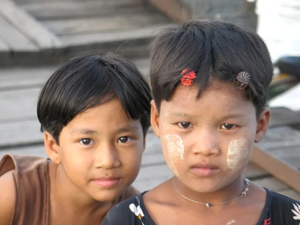 Crianças birmanesas na maquiagem tradicional de tanaca — Fotografia de Stock