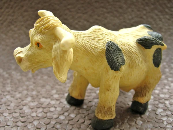 Молочная корова из игрушек — стоковое фото