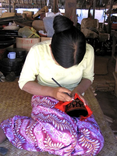 工作在工艺品中的缅甸女子 — 图库照片