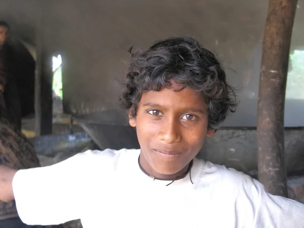 Индийский мальчик в белой футболке — стоковое фото
