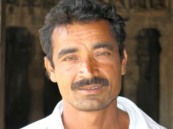 Green eyed indiska man med mustasch — Stockfoto