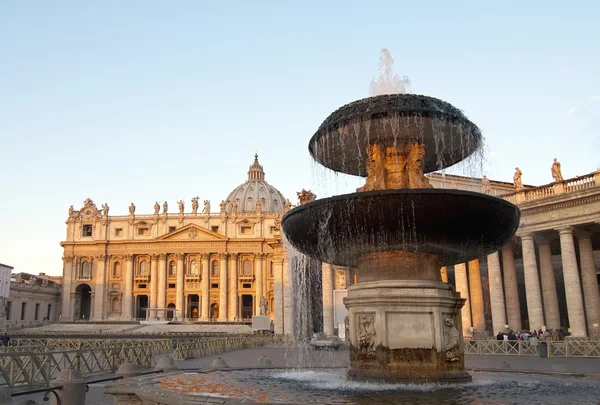 Fountain in the St. Peter's Square — Stock Photo, Image