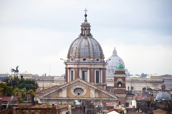 Kuppeln in der stadt rom, italien — Stockfoto