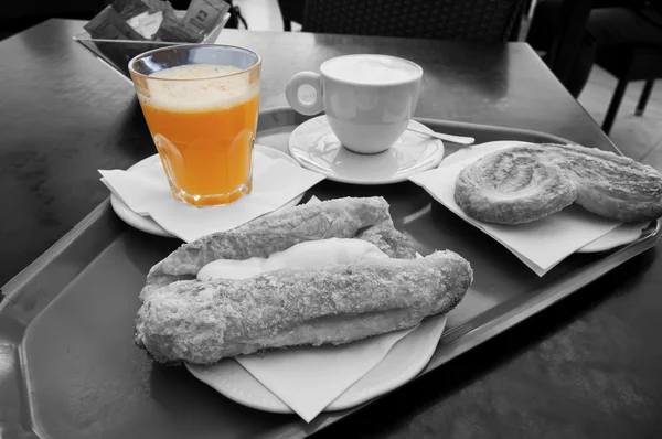 Ontbijt met koffie, SAP en gebak — Stockfoto