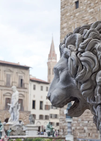 Skulptur im Vordergrund eines Löwen — Stockfoto