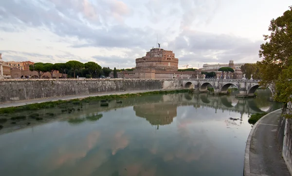 Le château et le pont de Sant'Angelo à Rome — Photo