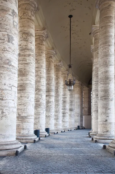 Колонадами площі Святого Петра в Римі — стокове фото