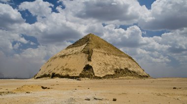 bükülmüş piramit