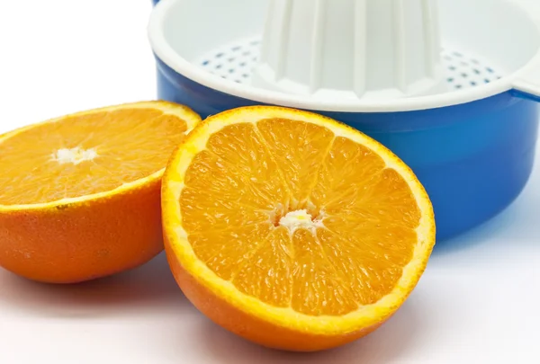 Juicer met sinaasappelen — Stockfoto