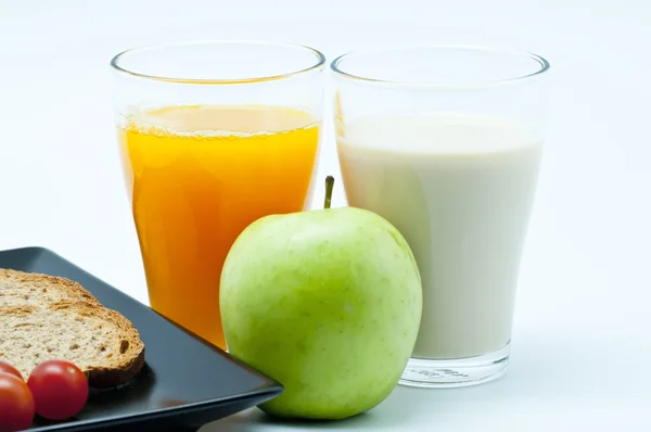 Śniadanie z soków, owoców i mleka — Zdjęcie stockowe