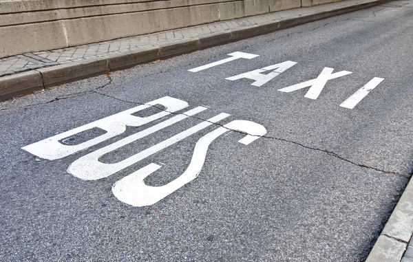 Autobús y taxi carril —  Fotos de Stock