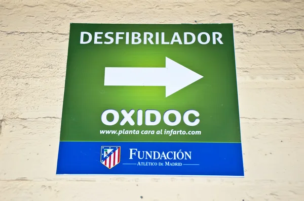 Poster of the direction of a defibrillator at the Vicente Calderon — Stock Photo, Image