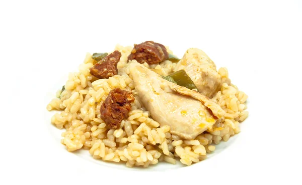 Рис с колбасой и курицей — стоковое фото