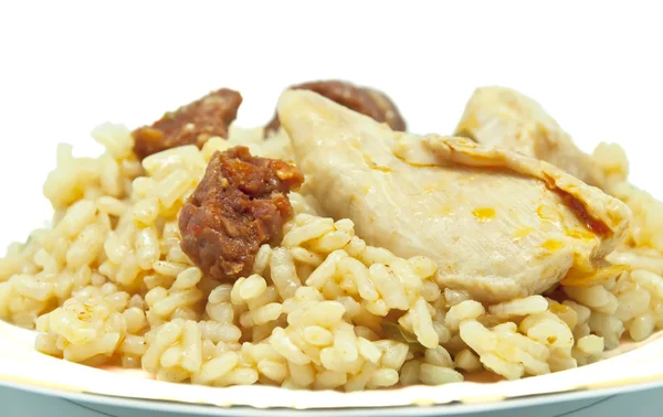 Рис с колбасой и курицей — стоковое фото