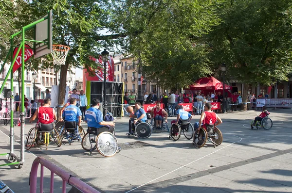 Erkekler tekerlekli sandalye basketbol eylem — Stok fotoğraf