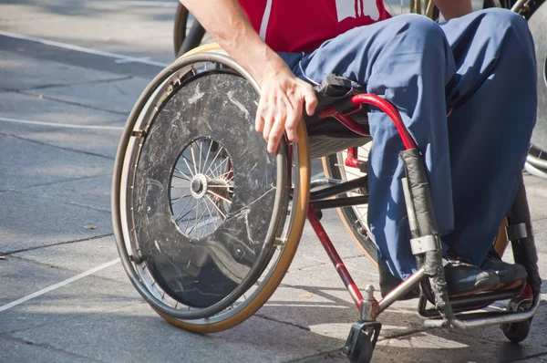 Pallacanestro per sedie a rotelle da uomo Azione — Foto Stock