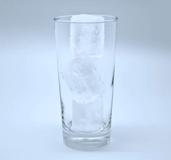 グラスに氷と一緒に — ストック写真