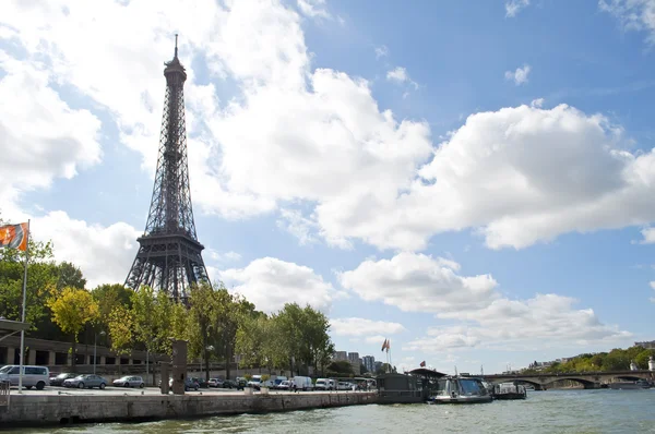 Rio Sena e a Torre Eiffel — Fotografia de Stock