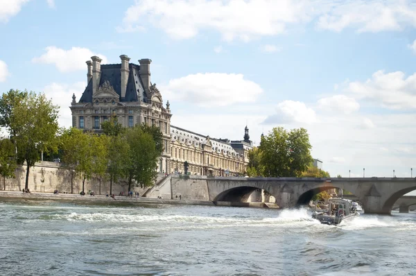Louvre and the Seine, Paris — Stock Photo, Image