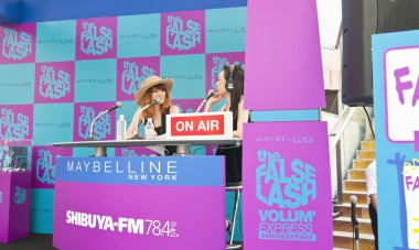 Presenting Radio 78.4 FM in Tokyo Shibuya clipart