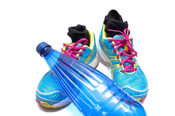 Spor ayakkabı, su şişesi — Stok fotoğraf