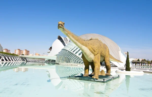 Hemisferic sanat ve bilim şehir içinde bir dinozor modeli — Stok fotoğraf