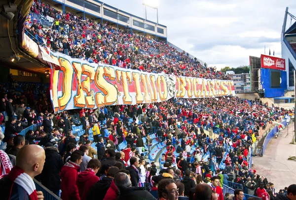 Fanoušci na stadionu vicente Calderón fotbal, madrid — Stock fotografie