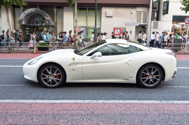 Beyaz ferrari shibuya içinde tokyo