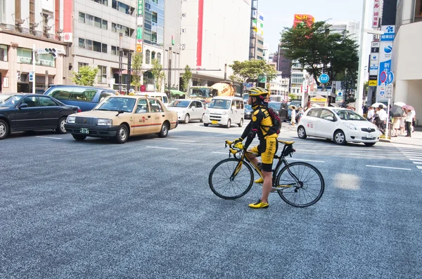 Ciclismo no distrito de Ginza, Japão — Fotografia de Stock