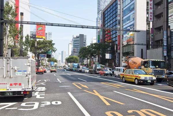 Verkeer in het district ginza in tokyo, japan — Stockfoto