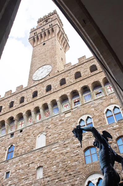 Χάλκινο άγαλμα του Περσέα και το palazzo vecchio της Φλωρεντίας — Φωτογραφία Αρχείου