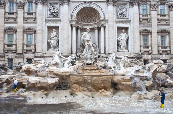 Operai che puliscono la Fontana di Trevi, Roma — Foto Stock