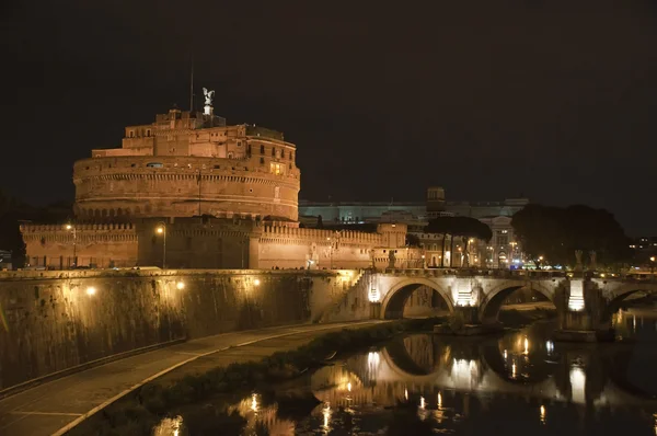 城堡和在罗马的圣天使桥夜景 — 图库照片