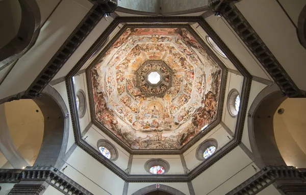 Wewnątrz Bazyliki santa Maria del fiore we Florencji — Zdjęcie stockowe