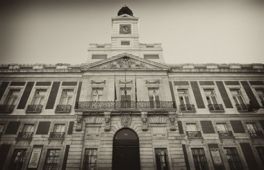 Bina real casa de correos Madrid, İspanya. sepya fotoğrafta