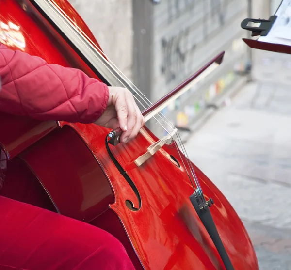 De cello spelen in de straat — Stockfoto