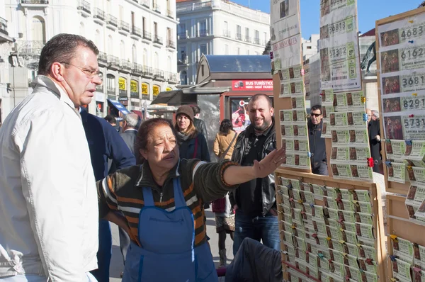 Mujer vendiendo lotería tradición navideña en España — Foto de Stock
