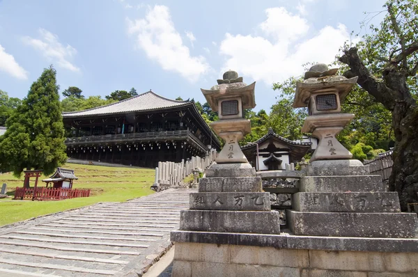 Japon bir tapınak taş fenerler — Stok fotoğraf