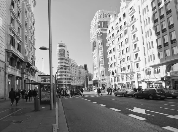 Vista de la Gran Vía de Madrid. Fotografía en blanco y negro — Foto de Stock
